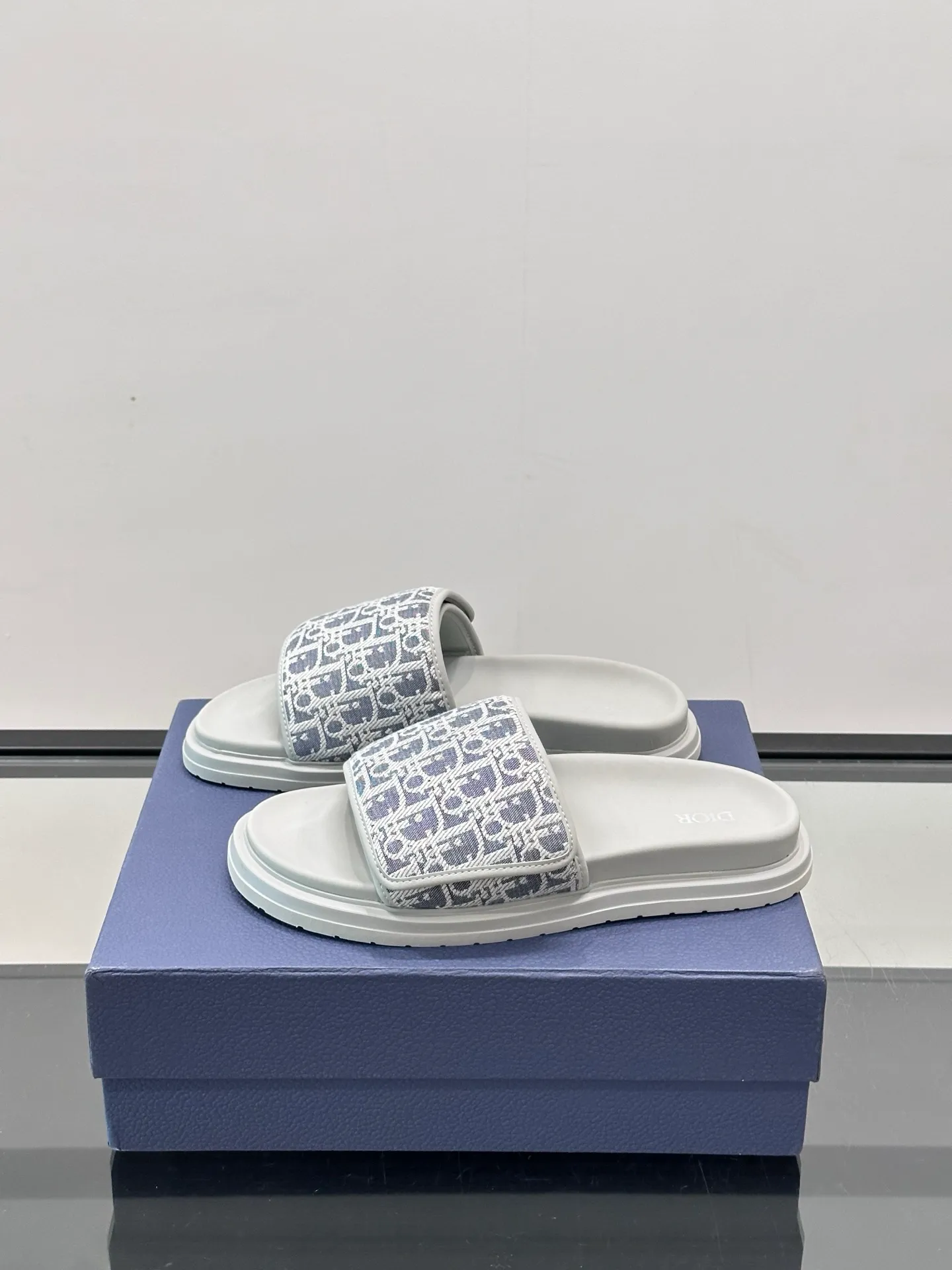 Factory price: 280💰𝐂𝐡𝐫𝐢𝐬𝐭𝐢𝐚𝐧 𝐃𝐢𝐨𝐫 Dior's latest popular sandals, classic upgraded Velcro sandals, original replicas, super durable and versatile, very comfortable on the feet, slimming and white, original cowhide leather upper, sheepskin lining Original d hardware buckle Original molded T men's shoes 💰U outsole Size: 38-44 (.45.46 customized)